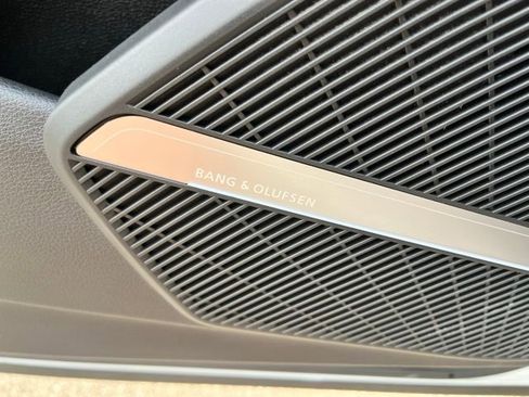 Used 2024 Audi Q5 e Prestige w/ Prestige Package image 20