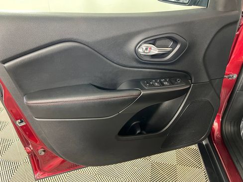 Used 2020 Jeep Cherokee Trailhawk w/ Cold Weather Group AWD/4WD image 28