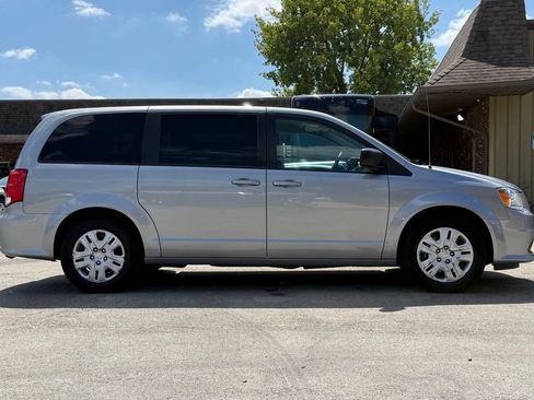 Used 2018 Dodge Grand Caravan SE w/ UConnect Hands-Free Group FWD image 6