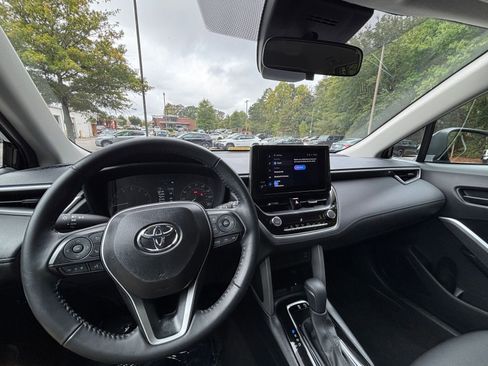 Used 2025 Toyota Corolla Cross LE image 33