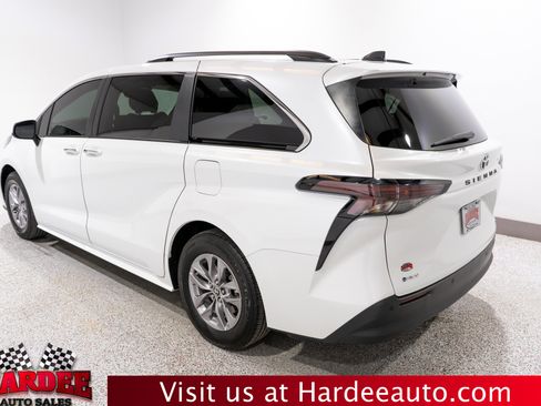 Used 2026 Toyota Sienna XLE FWD image 3