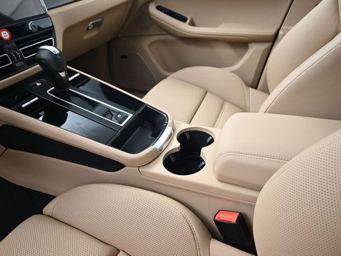 Certified 2026 Porsche Macan image 22