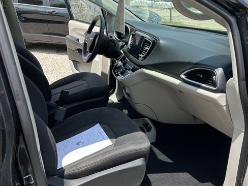 Used 2017 Chrysler Pacifica Touring FWD image 12