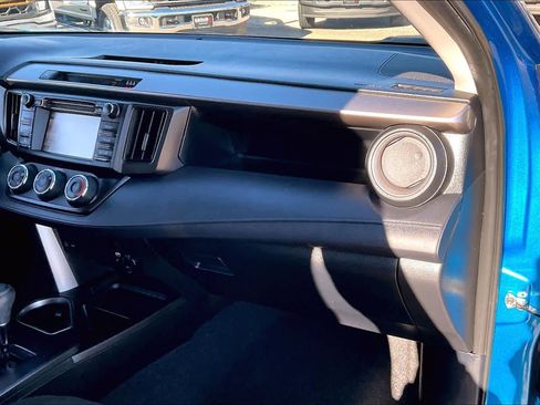 Used 2018 Toyota RAV4 LE image 17