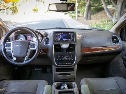 Used 2013 Chrysler Town & Country Touring-L w/ Driver Convenience Group FWD image 20