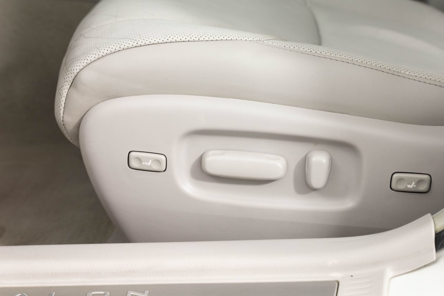 Used 2011 Toyota Avalon Limited FWD image 16