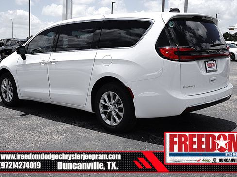 New 2027 Chrysler Pacifica Select AWD/4WD image 3