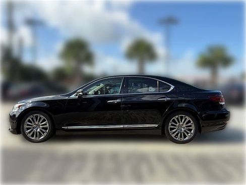 Used 2017 Lexus LS 460 w/ Comfort Package RWD image 2