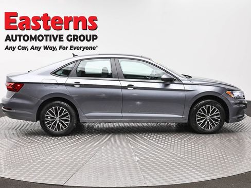 Used 2020 Volkswagen Jetta SE w/ SE Cold Weather Package image 4