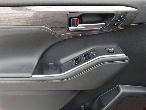 Used 2024 Toyota Highlander Platinum image 13