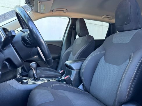 Used 2016 Jeep Cherokee Latitude w/ Cold Weather Group AWD/4WD image 5