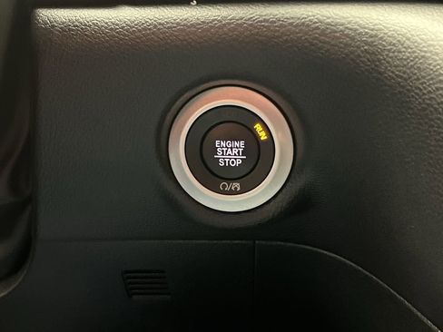 Used 2025 Chrysler Pacifica Select image 20