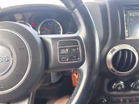 Used 2018 Jeep Wrangler Unlimited Sahara AWD/4WD image 17