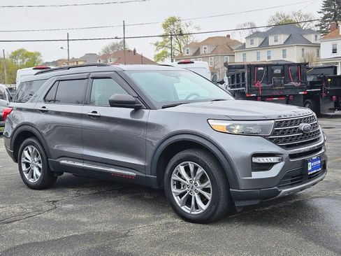 Used 2022 Ford Explorer XLT w/ Equipment Group 202A AWD/4WD image 8