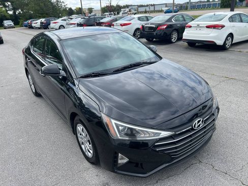 Used 2019 Hyundai Elantra SE w/ Cargo Package FWD image 3