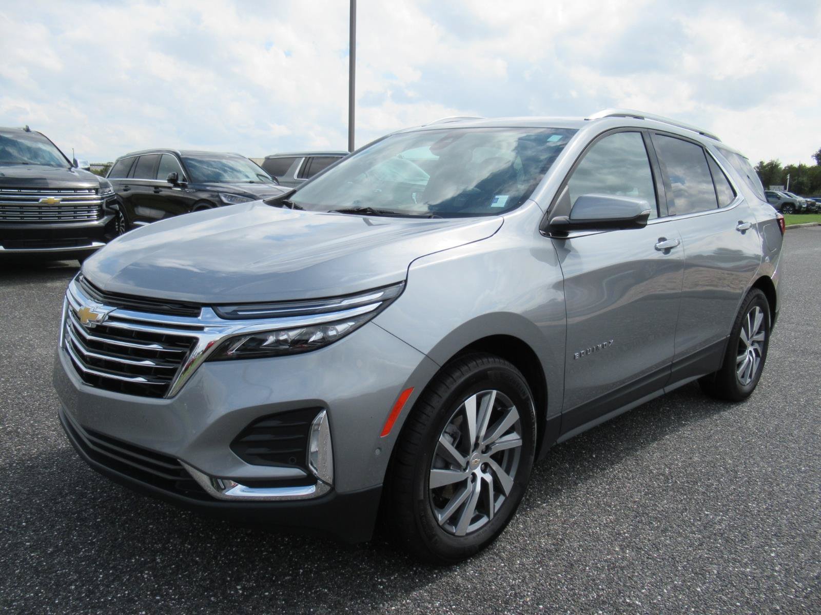 Used 2024 Chevrolet Equinox Premier FWD image 3