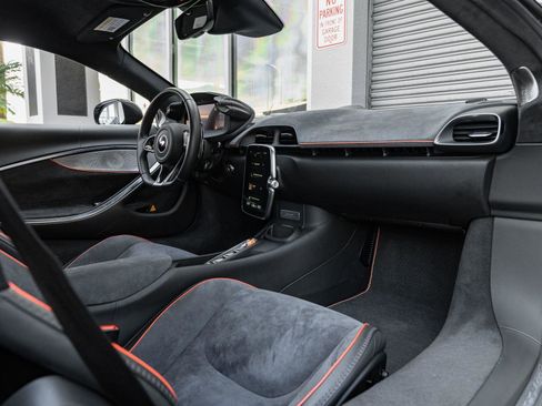 Used 2025 McLaren Artura image 2