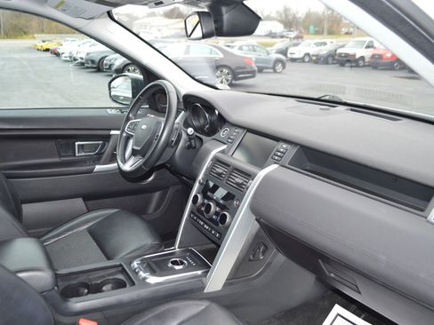 Used 2018 Land Rover Discovery Sport SE image 19