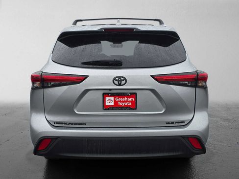 Used 2022 Toyota Highlander XLE AWD/4WD image 5
