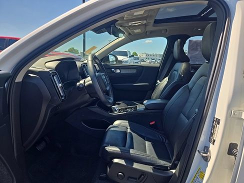 Used 2023 Volvo XC40 B4 Ultimate FWD image 6