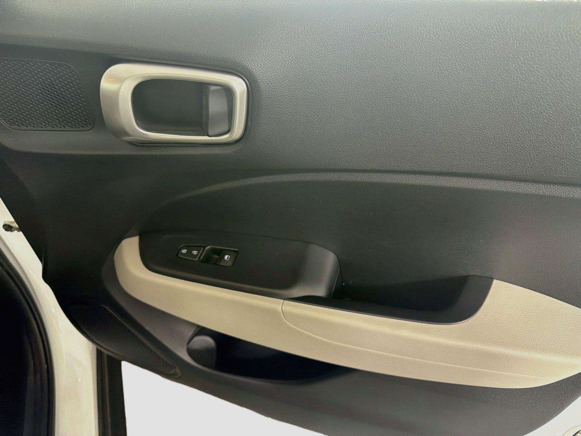 Used 2025 Hyundai Venue SEL FWD image 30