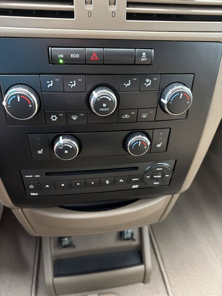 Used 2011 Volkswagen Routan SE FWD image 21