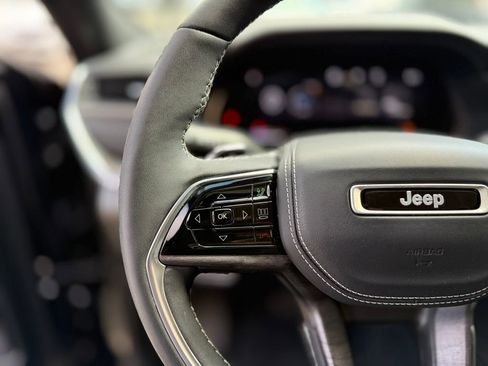 Used 2023 Jeep Grand Cherokee Overland w/ Luxury Tech Group IV image 27