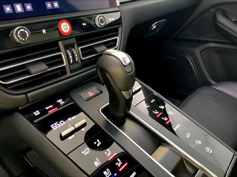 Certified 2025 Porsche Macan image 17