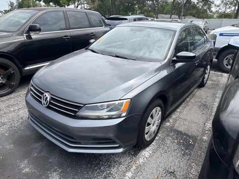 Used 2015 Volkswagen Jetta S image 2
