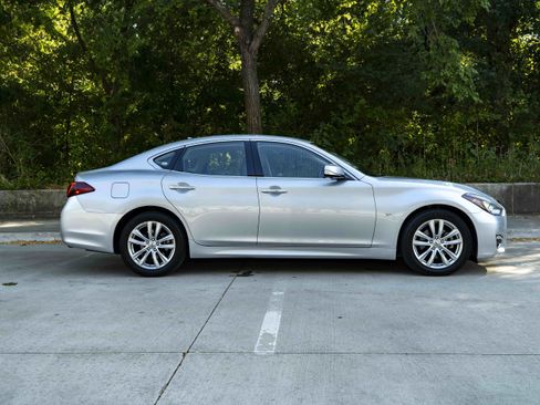 Used 2018 INFINITI Q70 Luxe RWD image 10