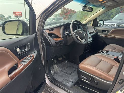 Used 2017 Toyota Sienna Limited AWD/4WD image 30
