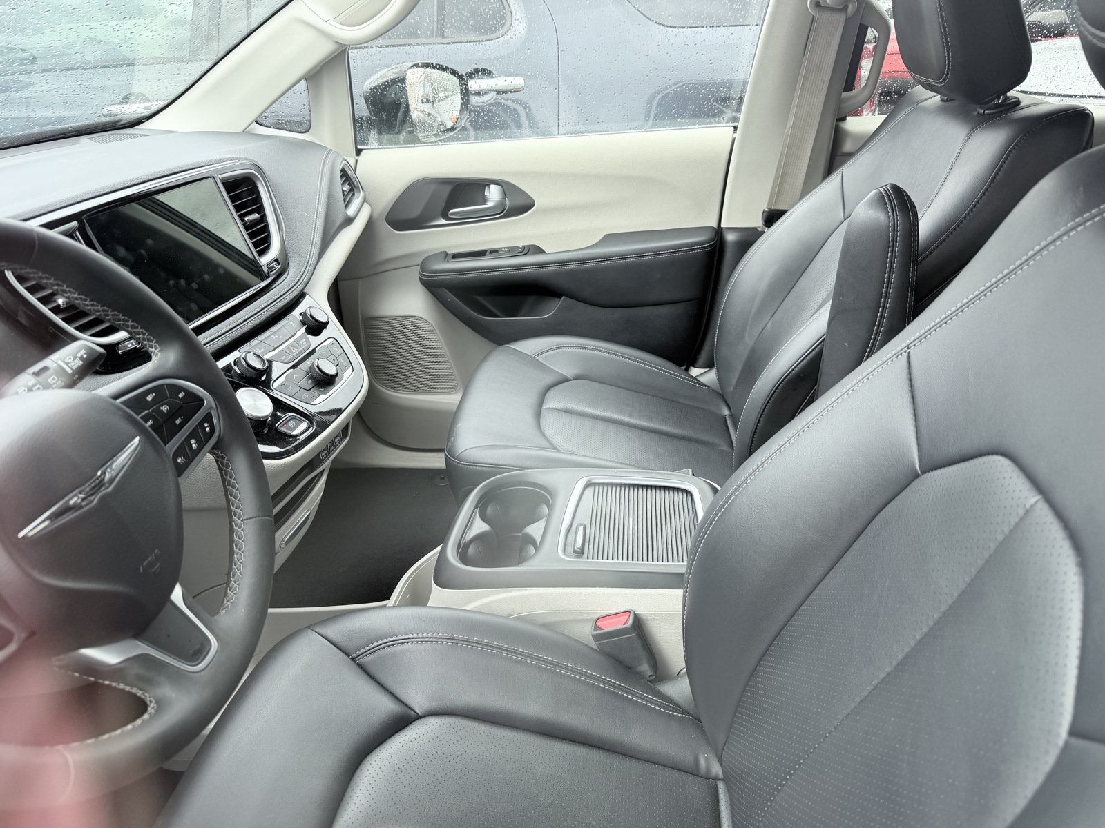 Used 2024 Chrysler Pacifica Limited FWD image 2