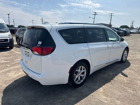 Used 2018 Chrysler Pacifica Touring-L w/ Tire & Wheel Group FWD image 3