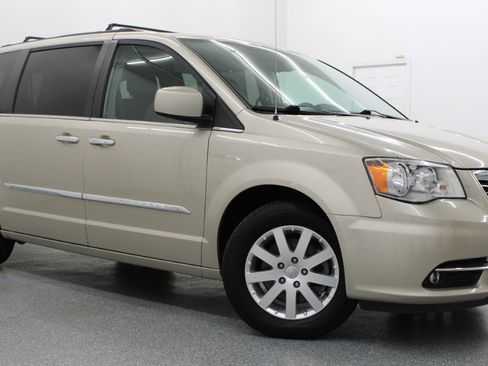 Used 2016 Chrysler Town & Country Touring w/ Driver Convenience Group FWD image 1