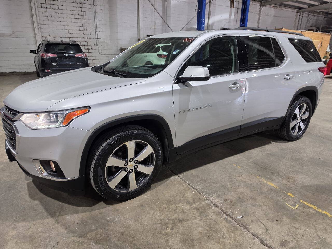 Used 2019 Chevrolet Traverse LT w/ LT Premium Package AWD/4WD image 3