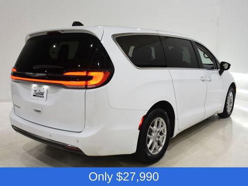 Used 2024 Chrysler Pacifica Touring-L image 4