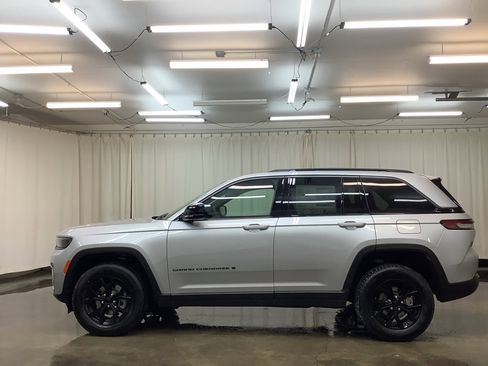 New 2026 Jeep Grand Cherokee Altitude AWD/4WD image 10
