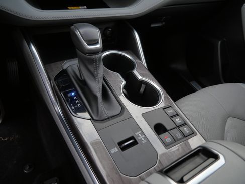 Used 2023 Toyota Highlander Limited image 25