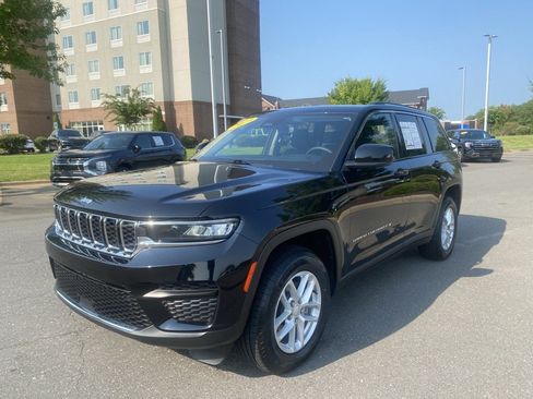 Used 2023 Jeep Grand Cherokee Laredo w/ Luxury Tech Group I AWD/4WD image 9