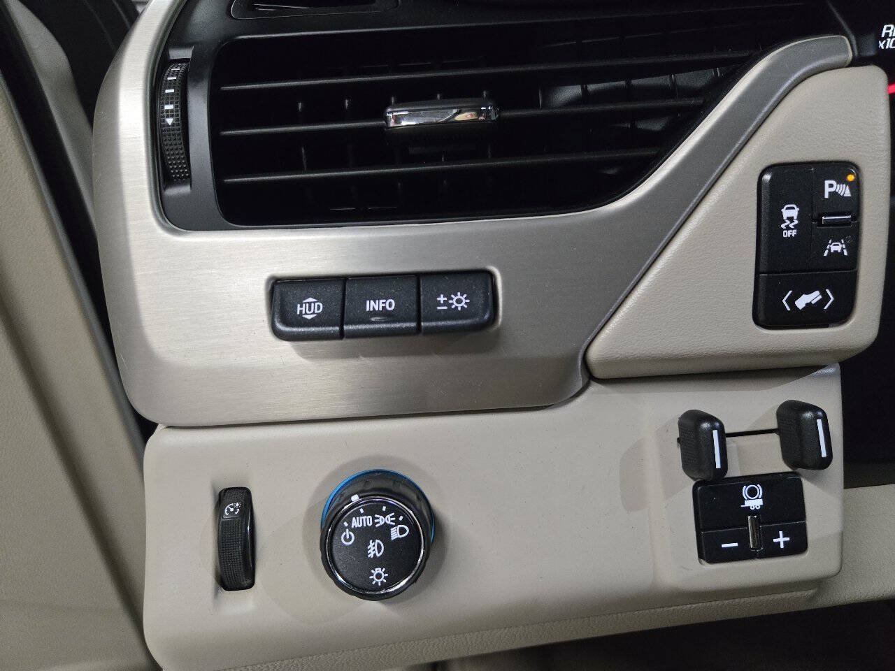 Used 2020 GMC Yukon XL Denali RWD image 25