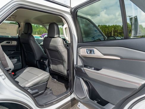 New 2025 Ford Explorer Active w/ Active Comfort Package image 8