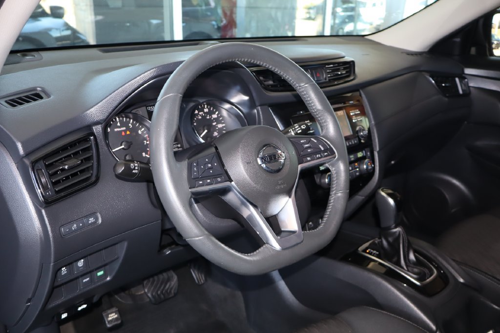 Used 2017 Nissan Rogue SV FWD image 17