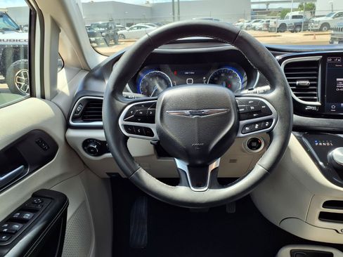 Used 2024 Chrysler Pacifica Touring-L FWD image 15