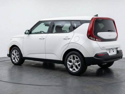 Used 2025 Kia Soul LX w/ LX Technology Package FWD image 6