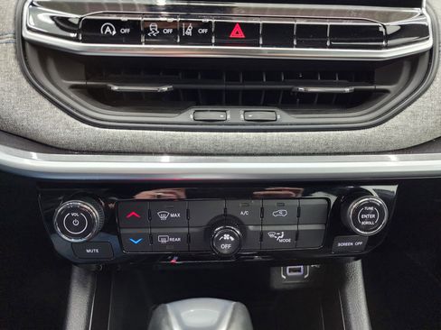 Used 2024 Jeep Compass Latitude image 15