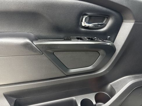 Used 2018 Nissan Titan SV w/ SV Convenience Package RWD image 35
