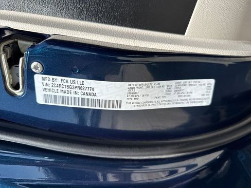 Used 2023 Chrysler Pacifica Touring-L image 38