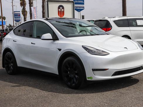 Used 2023 Tesla Model Y Long Range AWD/4WD image 3