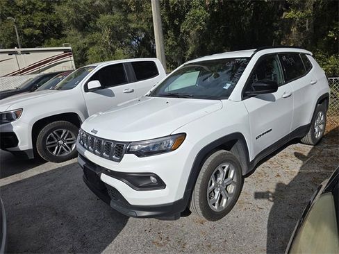 Used 2024 Jeep Compass Latitude image 9