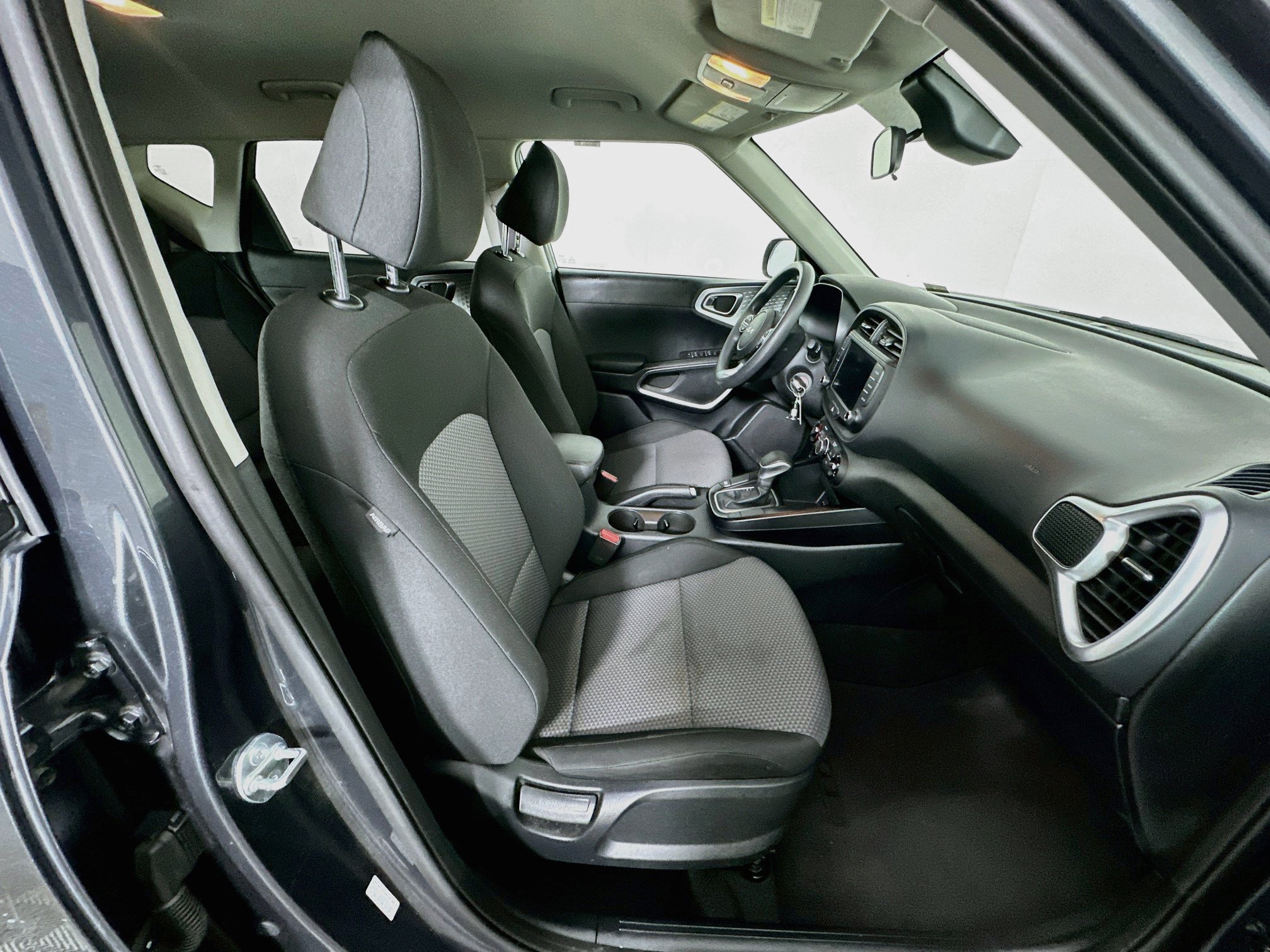 Used 2025 Kia Soul LX w/ LX Technology Package FWD image 31